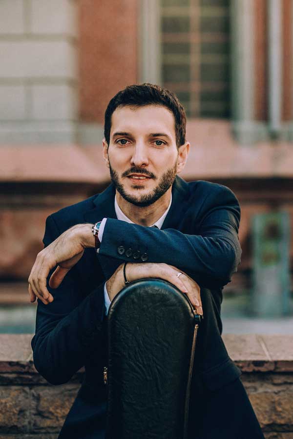 Учитель игры на гитаре