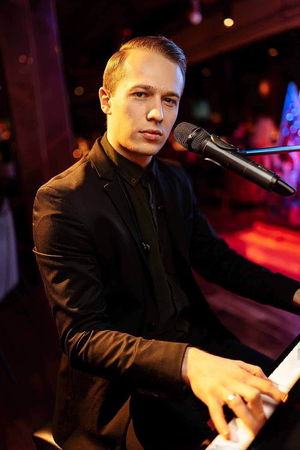 Преподаватель игра на пианино